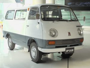 トラック発表の翌69年に投入された初代バン。初代の累計生産台数は約20万8500台。