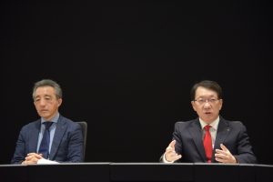 オンライン会見に臨んだ加藤隆雄CEO（右）と長岡宏Co-COO（左）。