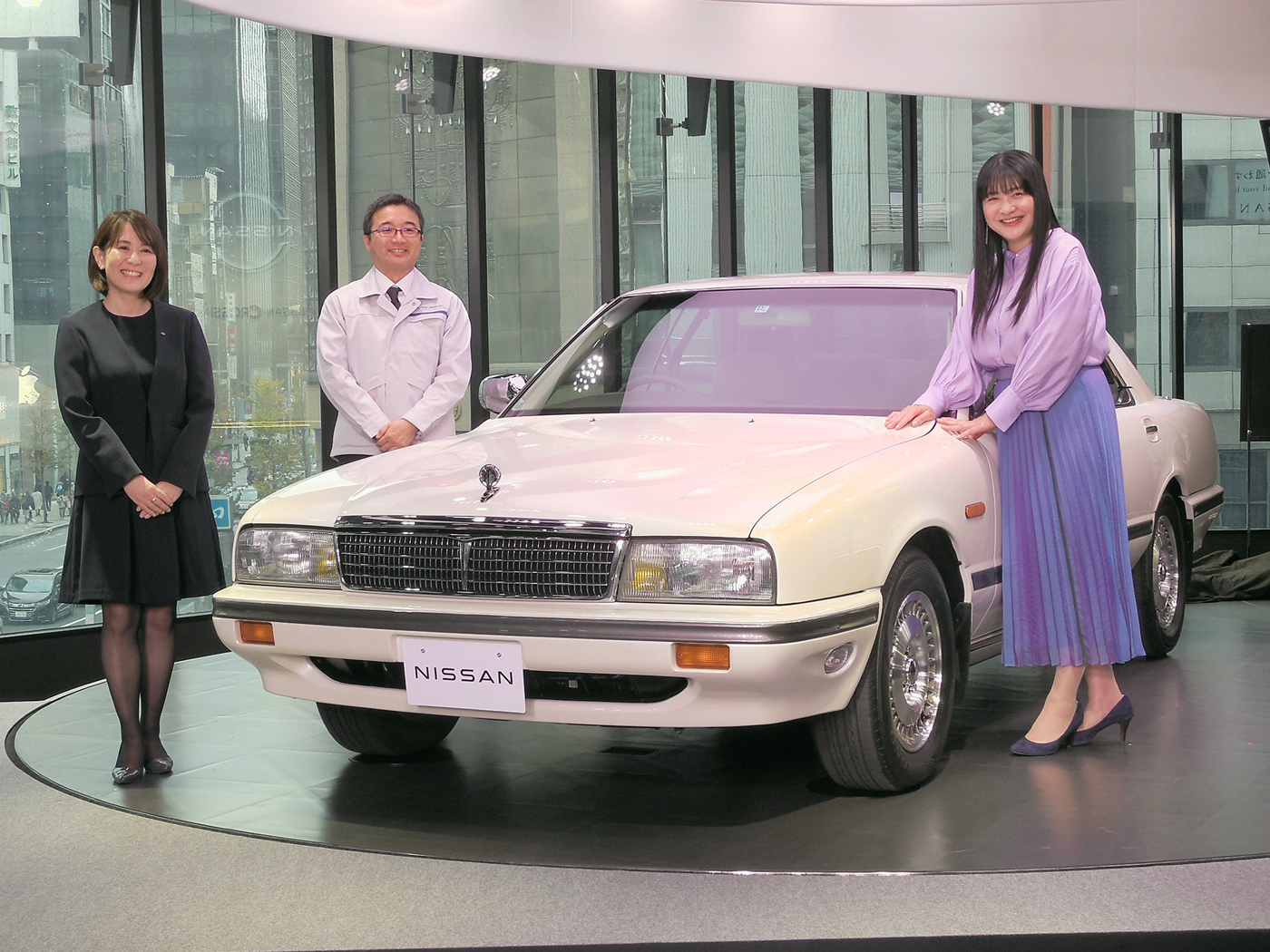 左から日産自動車マーケティング本部の松村眞衣子さん、オーテックジャパン生産技術・製造部の松木良晃さん、女優の伊藤かずえさん