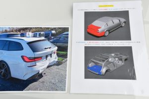 車両後部に損傷を受けた車両で、3D画像の青い部分が鈑金修理を行った箇所、赤い部分が部品交換を行った箇所として開示。交換・鈑金した外板部や内部骨格部分は1年、動力駆動部分は半年の無料保証。