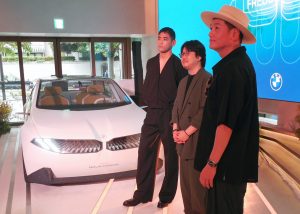 内覧会に出席したBMWブランドフレンドの井浦新さん（俳優）、反田恭平さん（演奏家）、UTAさん（モデル）。